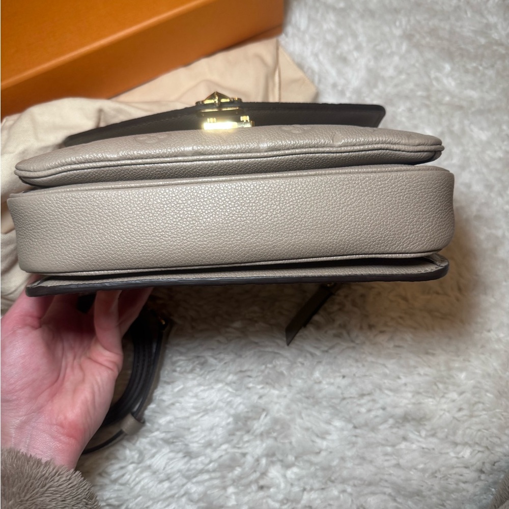 Louis Vuitton Pochette Metis in Turtledove - Picture 3 of 5